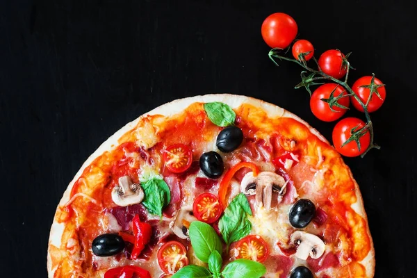 Ízletes Zöldség Vegetáriánus Pizza Sötét Háttér Előtt Csak Sütőből Szabad — Stock Fotó