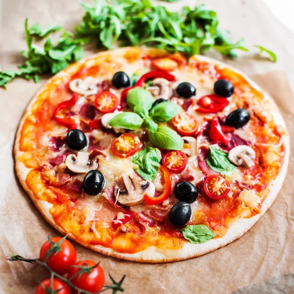 Heerlijke Plantaardige Vegetarische Pizza Donkere Achtergrond Net Uit Oven Bovenaanzicht — Stockfoto