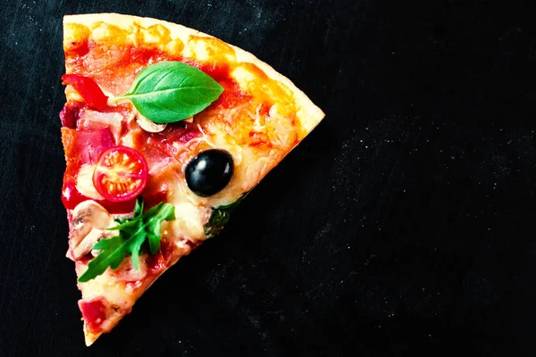 Jamón Tomate Pizza Queso Sobre Fondo Oscuro Pizza Caliente Con — Foto de Stock