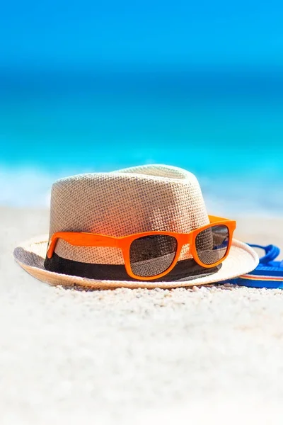 Chanclas Sombrero Playa Gafas Sol Arena Concepto Vacaciones Verano Día — Foto de Stock