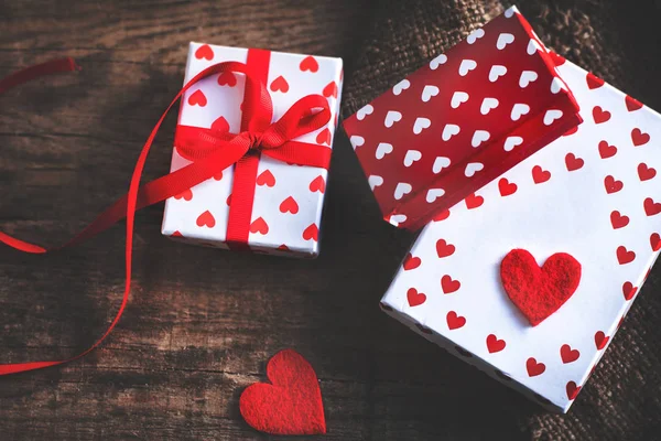 Valentijnsdag Kaart Met Rode Harten Geschenkdoos Met Rood Lint Plaats — Stockfoto