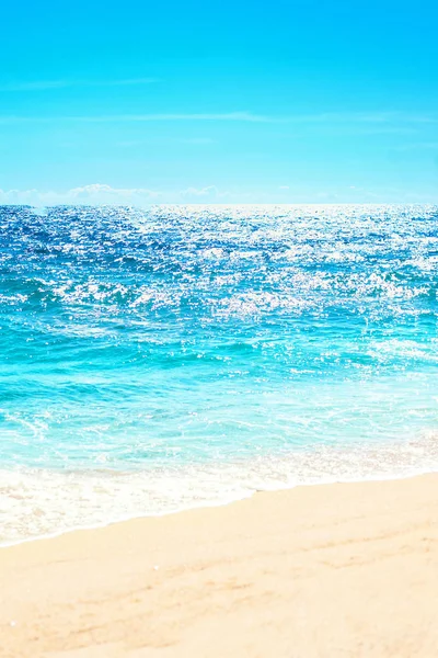 软的波浪蓝色海洋在沙滩背景与地方为文本 热带夏季度假概念 — 图库照片