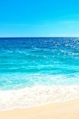 Dalga metin için yer ile kum plajındaki arka plan mavi okyanusun yumuşak. Tropikal yaz tatil kavramı