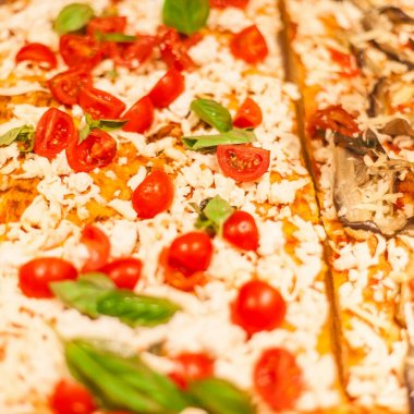 İtalya, domates, geleneksel İtalyan Focaccia pizzeria bir ahır üzerinde pizza Take Away adet Siyah Zeytin ve chees