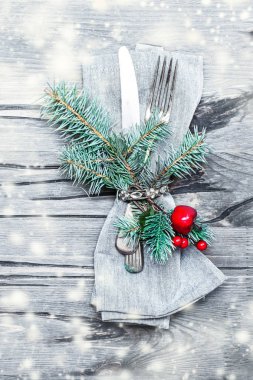 Tablo ayarı güzel yaratıcı Noel fikir parlak ahşap masa üzerinde. Noel kartı ile çatal bıçak takımı, boşaltmak