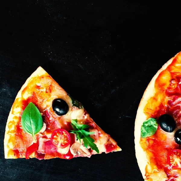 Jamón Tomate Pizza Queso Sobre Fondo Oscuro Pizza Caliente Con —  Fotos de Stock