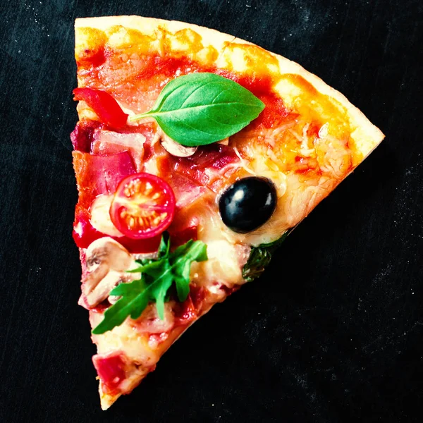 Schinken Tomaten Und Käsepizza Auf Dunklem Hintergrund Heiße Pizza Mit — Stockfoto