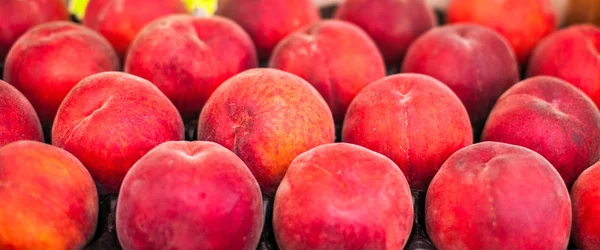 Pêssegos Biológicos Frescos Maduros Mercado Local Agricultores Nectarinas Banca Exposição — Fotografia de Stock