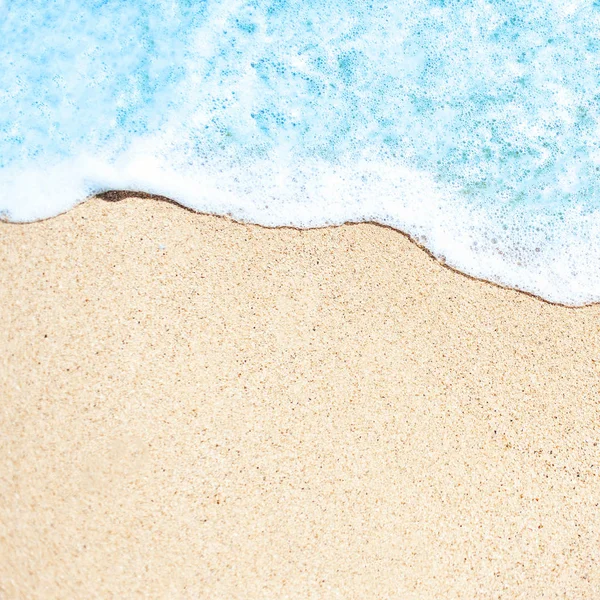 软的波浪蓝色海洋在沙滩背景与地方为文本 热带夏季度假概念 — 图库照片