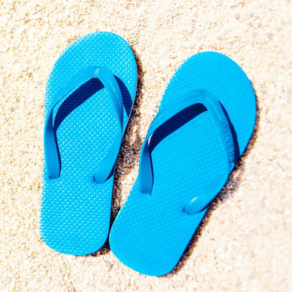 Fondo Playa Vacaciones Verano Con Chanclas Una Playa Tropical Zapatillas — Foto de Stock