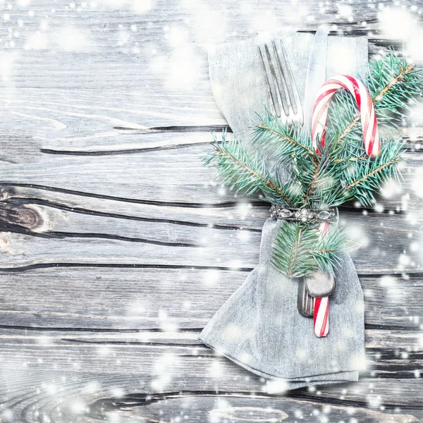 Hermosa Mesa Navidad Con Decoraciones Tenedor Metal Cuchillo Nieve — Foto de Stock