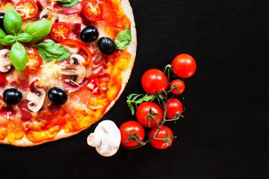 Pepperoni Sosisli sıcak pizza. Arka planda fotokopi alanı var. Mantarlı pizza, domates, peynir, soğan, yağ, biber, tuz, fesleğen, zeytin