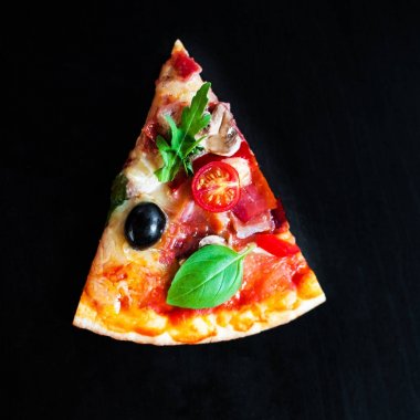 Bir pizzacı veya restoran pizza dilim Pepperoni, peynir ve zeytin erime ile servis