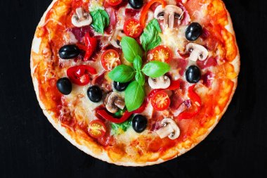 Kopya alanı ile karanlık bir arka plan üzerinde sıcak pizza Sucuklu sosisli. Peynirli Pizza