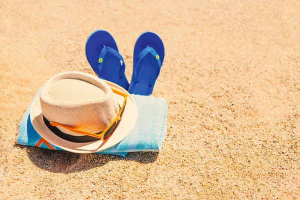 Sandalo Blu Infradito Cappello Occhiali Sole Asciugamano Sabbia Gialla Tempo — Foto Stock