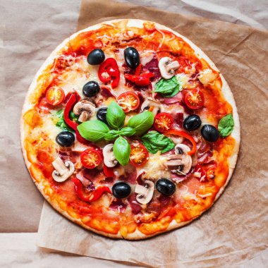 Sıcak pizza dilim Pepperoni, peynir, mozzarella ve domates rustik bir arka plan üzerinde kapat.