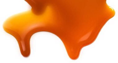 Karamel Sos beyaz arka plan üzerinde izole akan. Karamelalı şekerleri karamel altın sıvı