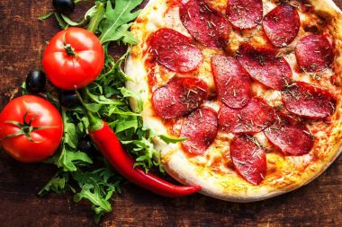 Pizza domates, peynir, biber, otlar ve zeytin hazır to Eat. Taze pişmiş biberli buzdolabının
