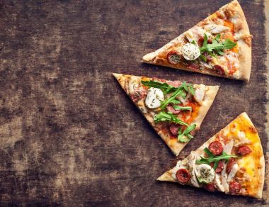 Erimiş mozzarella peyniri ve domates rustik ahşap bir masa üzerinde sıcak İtalyan pizza. Pizza hazır yemek için boşaltmak