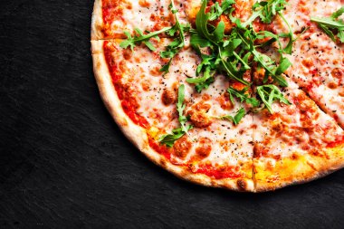 Pizza bolognese bir ahşap tahta üzerinde. Siyah beton zemin üzerine lezzetli İtalyan pizza. Boşaltmak. 