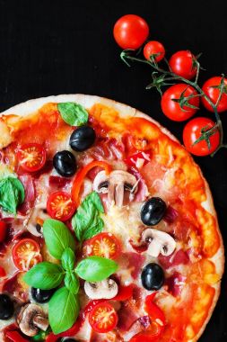 Kopya alanı ile karanlık bir arka plan üzerinde sıcak pizza Sucuklu sosisli. Peynirli Pizza