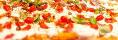 İtalya, domates, geleneksel İtalyan Focaccia pizzeria bir ahır üzerinde pizza Take Away adet Siyah Zeytin ve chees