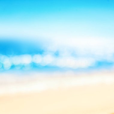 Yaz beyaz köpüklü deniz suyu ile tropikal kumsalı bulanıklık. Açık havada tatil bokeh arka plan, seyahat kavramı rahatlatıcı bulanık. Kopya girintili
