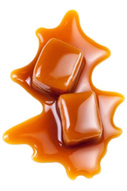 Karamel toffee şekerler yakın çekim kopya alanı, beyaz zemin üzerine izole makro