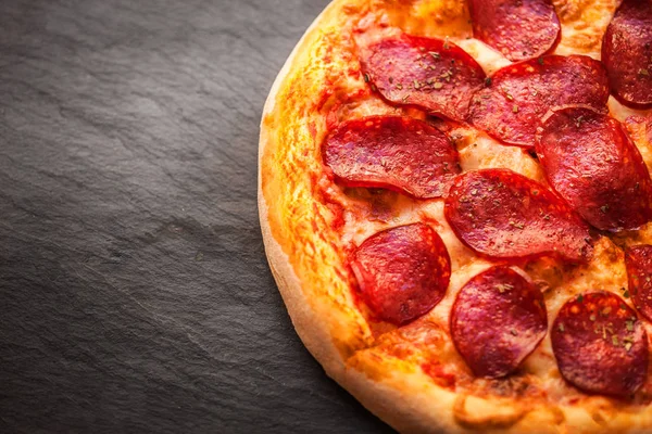 Quente Caseiro Pepperoni Pizza Pronto Para Comer Preto Backgroun — Fotografia de Stock