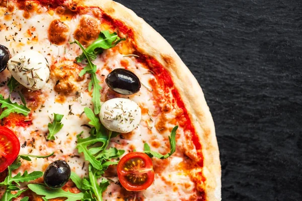 Hot Hemlagad Pepperoni Pizza Redo Att Äta Svart Bakgrund Livsmedelsingredienser — Stockfoto