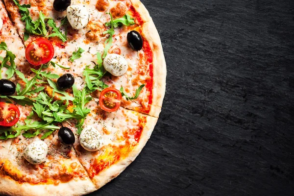 Sıcak Pizza Dilim Eritilmiş Mozzarella Peyniri Domates Siyah Beton Zemin — Stok fotoğraf