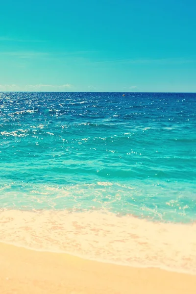 Miękkie Fala Niebieski Ocean Piaszczystej Plaży Tło Miejscem Dla Tekstu — Zdjęcie stockowe