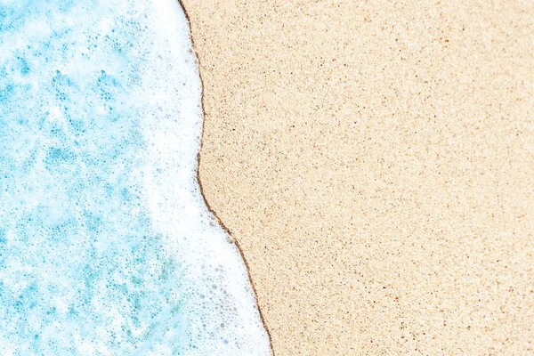 砂浜のテキストと背景に青い海の柔らかい波 熱帯の夏の休暇の概念 — ストック写真