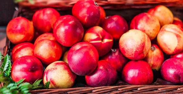 有机鲜熟桃当地农贸市场 桃在陈列摊位上 健康的本地食品市场概念 — 图库照片