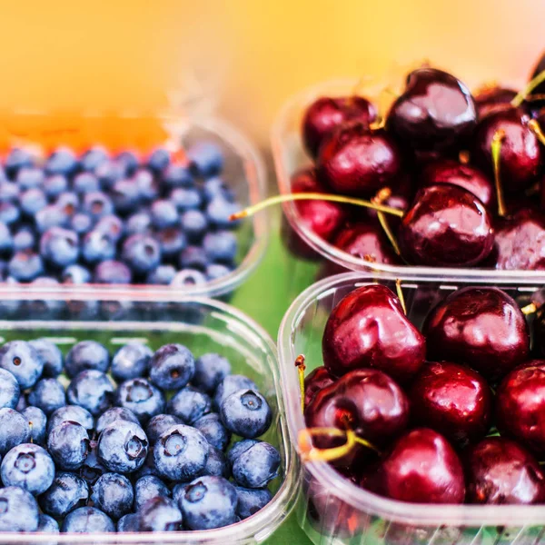 Concepto Comida Local Saludable Con Una Variedad Bayas Exhibición Mercado — Foto de Stock