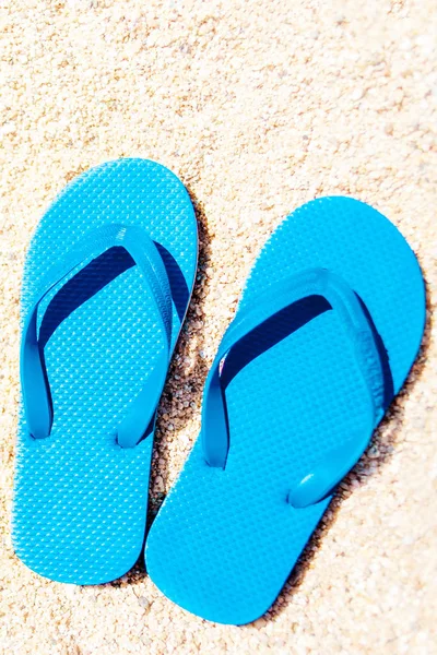 Fondo Playa Vacaciones Verano Con Chanclas Una Playa Tropical Zapatillas — Foto de Stock