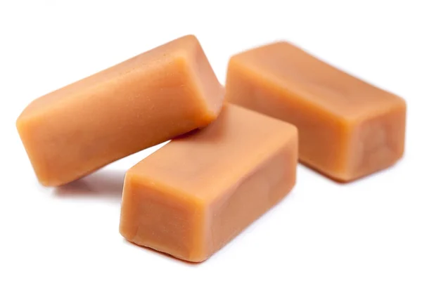 Deliciosos Caramelos Trozos Caramelo Aislados Sobre Fondo Blanco Con Espacio —  Fotos de Stock