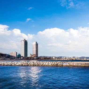 Barceloneta plaj ve Port Olimpic Barcelona, İspanya. Marina Port Olimpic Harbor üzerinde yükselen gökdelenler