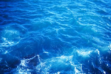 Aqua deniz su yüzeyi güneşli yansımaları, havadan görünümü ile arka plan görüntüsü. Dalga okyanus 