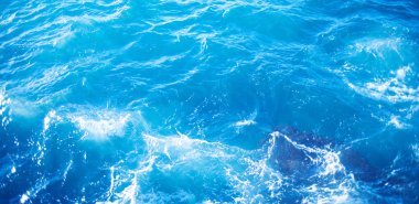 Güneşli yansımaları bölünmüş ile aqua deniz su yüzeyi su hattı, havadan görünümü tarafından arka plan görüntüsü. Dalga okyanus yakın çekim