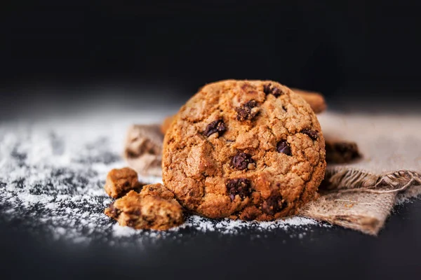 Csokoládé Chip Cookie Kat Sötét Háttér Előtt Helyezze Szöveget Csokis — Stock Fotó