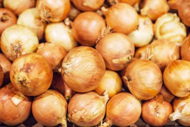 Taze soğan. Renkli ekran içinde çarşı sarı soğan. Soğan arka plan yakın çekim