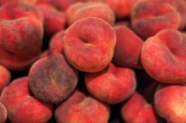 Organik taze nektarin içinde belgili tanımlık çarşı. Kuru soğan hasat. Gıda arka plan