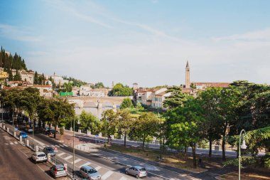 Verona, İtalya. Yaz günü mavi gökyüzü ile sahne Adige Nehri ve Ponte di Pietra. Panorama. Antik Avrupa İtalyan şehri