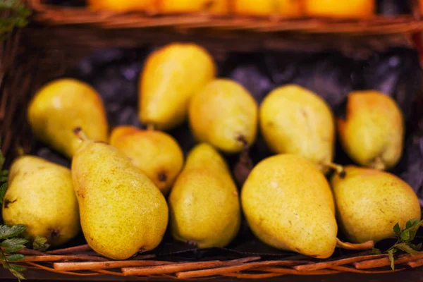 Frutos Orgánicos Peras Maduras Una Canasta Mercado Cosecha Peras Fondo — Foto de Stock