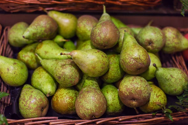 梨质地 有机熟梨在市场上的水果 梨收获 食品背景 — 图库照片