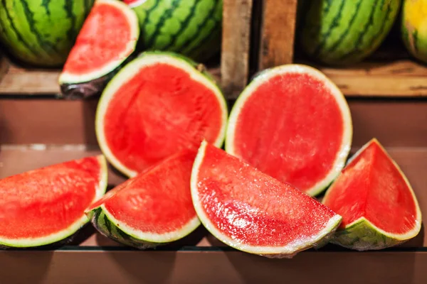 Watermeloen Achtergrond Biologische Rijp Rood Gesneden Een Halve Hele Watermeloen — Stockfoto
