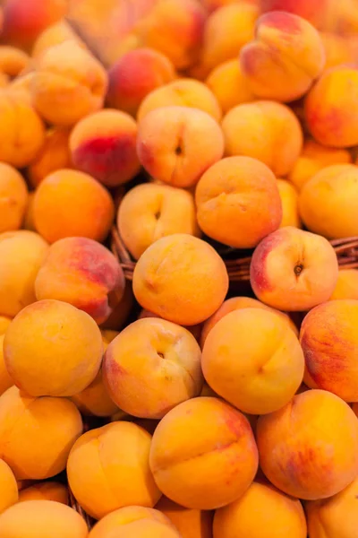 有机成熟的杏子水果在市场上 杏子收获 食品背景 — 图库照片