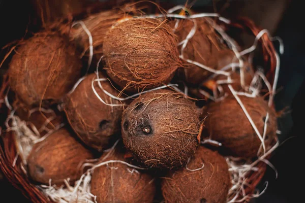 Montón Cocos Como Fondo Cocos Orgánicos Mercado Una Cesta Concepto — Foto de Stock