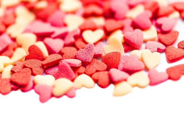 Copyspace と白で心でバレンタインデーの背景 ハート バレンタインの日カード ベーキング装飾の概念砂糖を振りかける — ストック写真